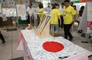 寄せ書きされた日の丸やメダルのレプリカも展示された