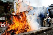 御幣を燃やし、無火災を願う住民