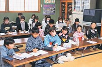 砺波・出町子供歌舞伎へ着物姿で初稽古　「かっこ良く演技する」