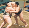 浦山待望の初白星、力強く上手投げ　大相撲夏場所４日目