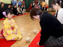 園児が保護者にお点前披露　高岡・成美保育園で初茶会