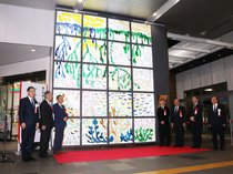 「ミナ　ペルホネン」デザイナー監修 あいの風とやま鉄道富山駅にステンドグラスお目見え