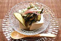薬味野菜と夏野菜のせ冷豆腐