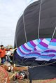 バーナーで熱気球の空気を温め、離陸の準備を進める参加者
