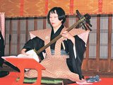 大会で浄瑠璃三味線を奏でる松村さん＝２００８年、砺波市の円成寺