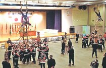 多彩な技に歓声　滑川 出初め式