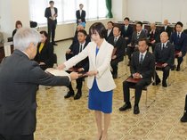 25人決意新た 高岡市議選当選証書付与式