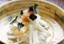 大根の皮とおかきの小鉢