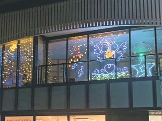 星々や天使、能登の海を表現　小矢部・石動駅前商工会ビル、イルミネーション点灯