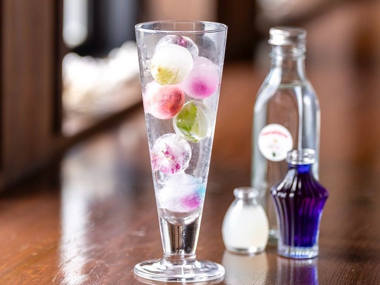 花・果物入り氷がソーダに、濃いコーヒー氷がミルクに、浮かんで