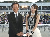 復興祈る光、「モー娘。」が氷見市長と点灯　芸術文化館でイルミネーション始まる