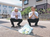 奥田交番襲撃６年、現場に献花　中村さんの勤務先社員、冥福祈る