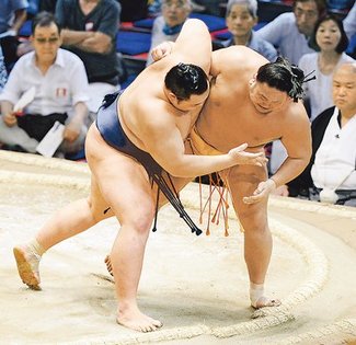 朝乃山４連勝単独首位　旭大星を寄り切る
