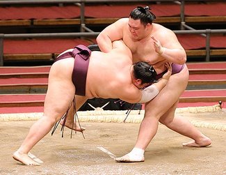 朝乃山６勝目 遠藤を小手投げ　春場所７日目