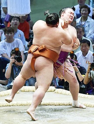 朝乃山、御嶽海に敗れ２勝５敗　名古屋場所７日目