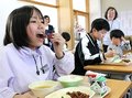 ホタルイカおいしい！　滑川の児童生徒ら、給食で地元の特産味わう