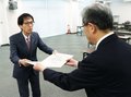 再選の水野氏に当選証書　滑川市長選