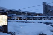 雪に覆われた富山駅前＝８日午前６時５０分ごろ