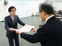 再選の水野氏に当選証書　滑川市長選