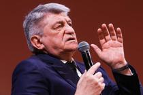 ロシア映画監督が評議会外れる