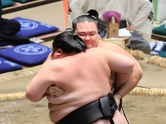 朝乃山２桁勝利、同部屋朝白龍と首位タイ　大相撲秋場所１２日目