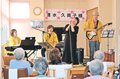 音楽と笑顔で「お疲れさま」　バンド「昭和」、富山でデイ利用者しのび演奏