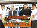 マグロ贈呈に笑顔　朝乃山　母校近大でパレード