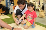 大工体験で椅子作りに取り組む子ども