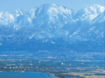 冬告げる白銀の立山連峰　７日「大雪」