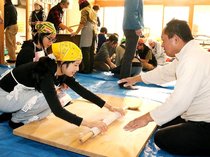 「十割」手打ちに挑戦　南砺・利賀で年越しそば会、出来たて味わう