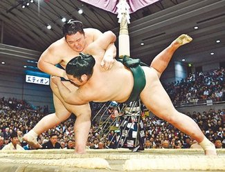 土俵際逆転の投げ　白星先行