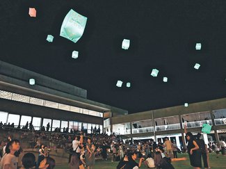 復興の思い夜空に浮かぶ　氷見でランタンナイト