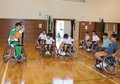 車いすバスケ楽しい！　水橋西部小５年生、岩田選手（世界選手権出場）招き対戦