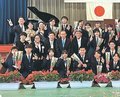 感謝のチューリップ贈り３８年　トライアスロン協の大居・谷さん（高岡）が沖縄宮古島の中学校へ、卒業式に初出席