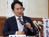 来県して買ったというすしネタのネクタイをアピールする武内市長