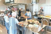 石川県輪島市町野町へ届ける食事を調理するボランティア=中滑川複合施設「メリカ」