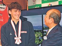 ドスサントスさん（福岡大大濠高）南砺凱旋　バスケ全国Ｖ報告