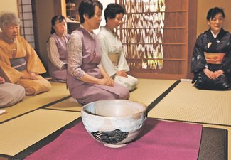 戦禍免れた茶わん使い茶道教室　亀井さん（富山）、平和の尊さ伝える