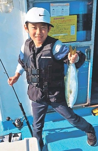 釣果はいけん<br />コゾクラ フクラギ体長３０～３５センチ　畑中奏太さん（８）高岡市清水町