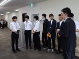 アルビス本社内の職場見学もあり、学生は社員から案内を受けた