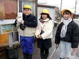 田尻池のハクチョウやカモを紹介するお手製のパンフレットを紹介する児童たち