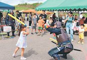チャンバラ体験を楽しむ来場者＝砺波市増山