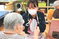 久々メークに笑顔、マッサージと会話楽しむ　北陸ビジネス福祉専門学生、富山の高齢者施設を訪問