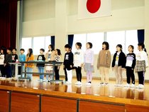 「冬休み楽しみ」　県内小中学校で終業式