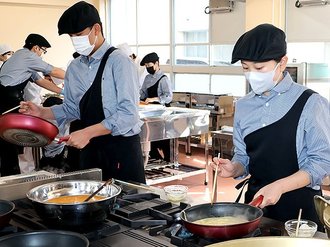 輪島の炊き出し準備　高岡龍谷高調理部が春感じる２２０食