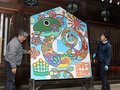 カラフルな巨大絵馬、華やぐ境内　高岡の射水神社、障害のある作家の絵画も展示