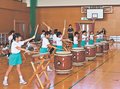 和太鼓たたいたよ　高岡・戸出東部小３年が体験