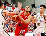 富山-宇都宮 第3Q、ゴール下へ切り込むヘソン(中央)