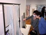 伝統を受け継いだ染織工芸作品に見入る来場者