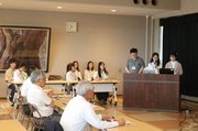 地域課題解決に向けた取り組みを提案する東洋大の留学生＝上市町役場